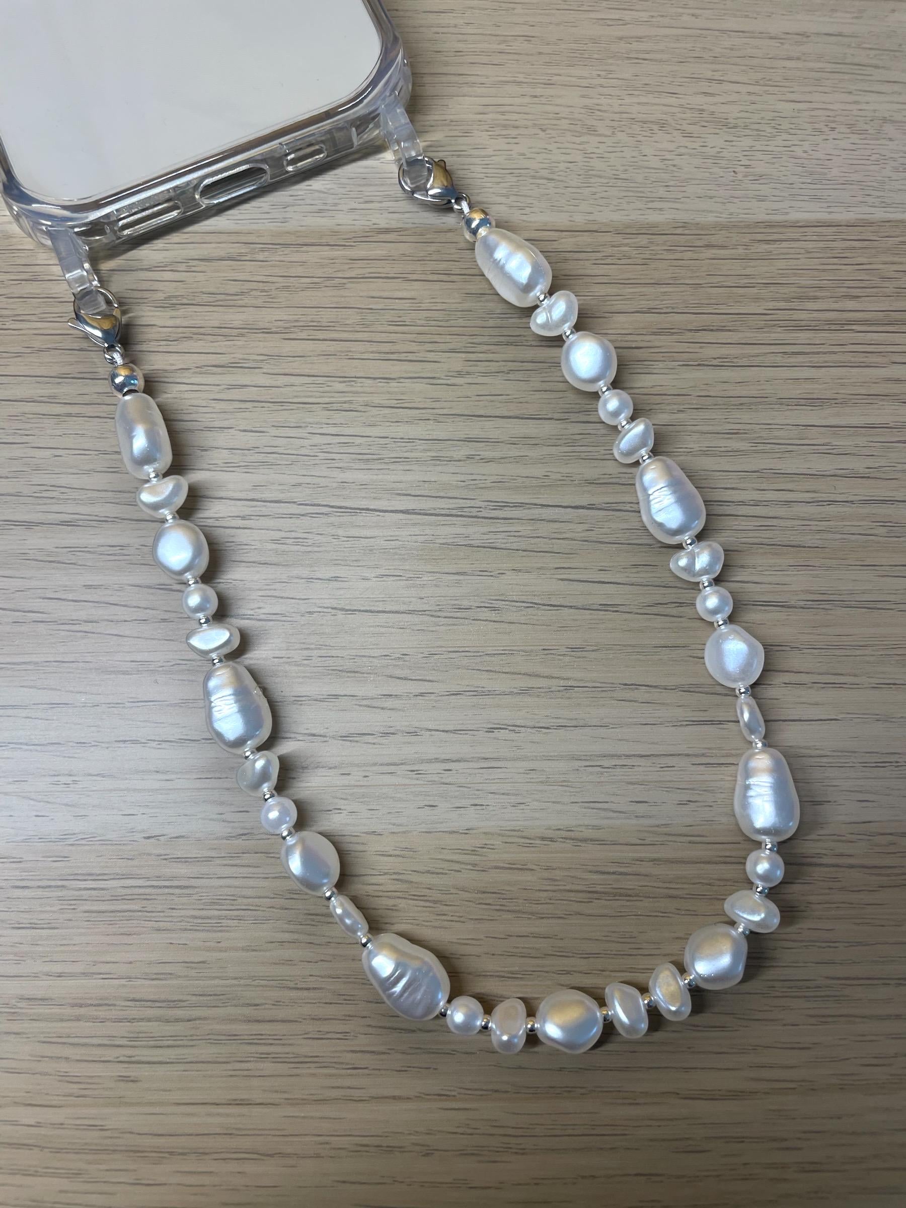 Bijou de téléphone EMILY IN PARIS - iPhone - coque et son bijou de téléphone - perles nacrées - blanc - emily in paris - mindy phone