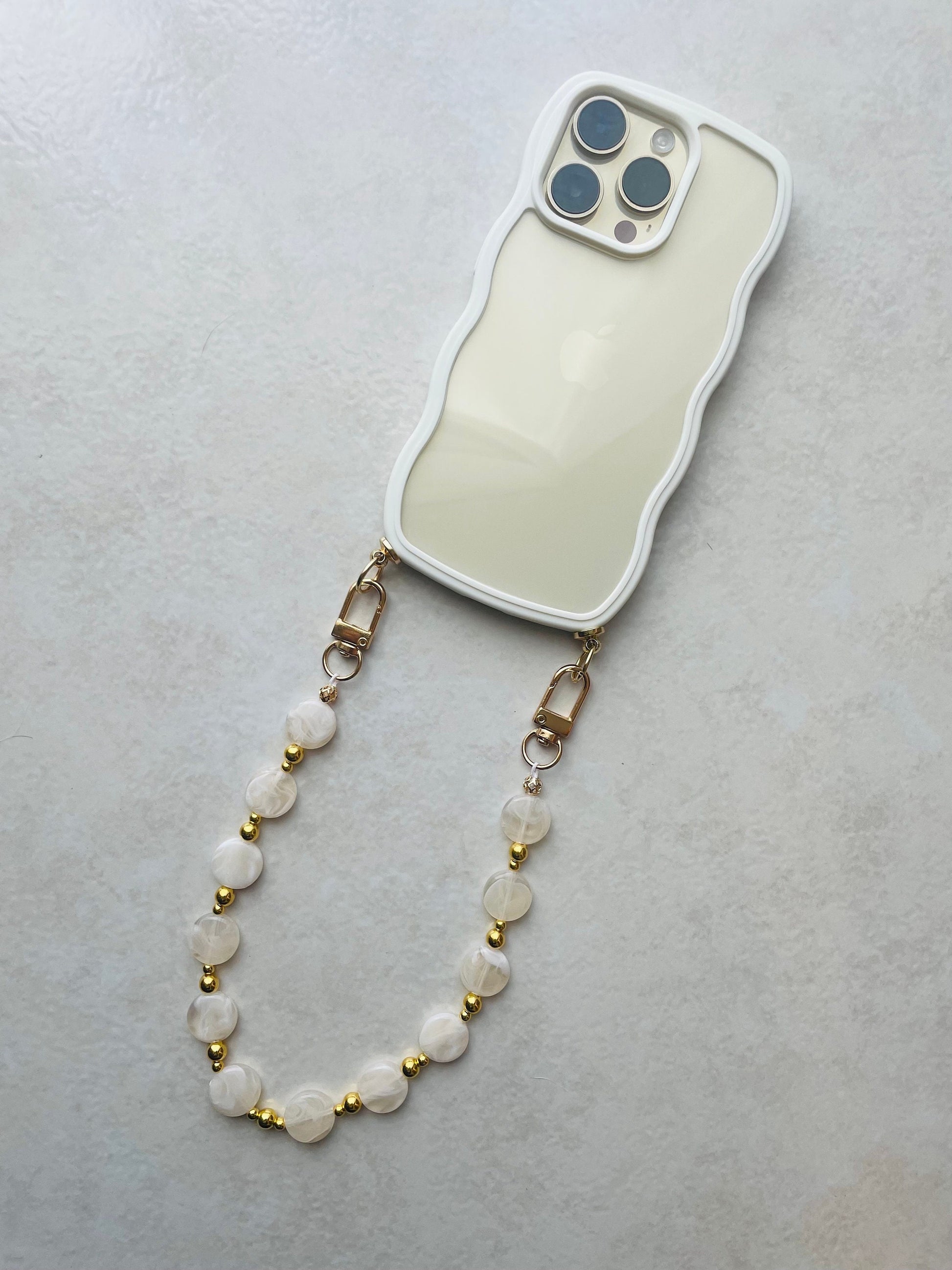 Coque wavy et Bijou de téléphone - iPhone - coque et son bijou de téléphone - perles nude et dorées - blanc - emily in paris - mindy phone