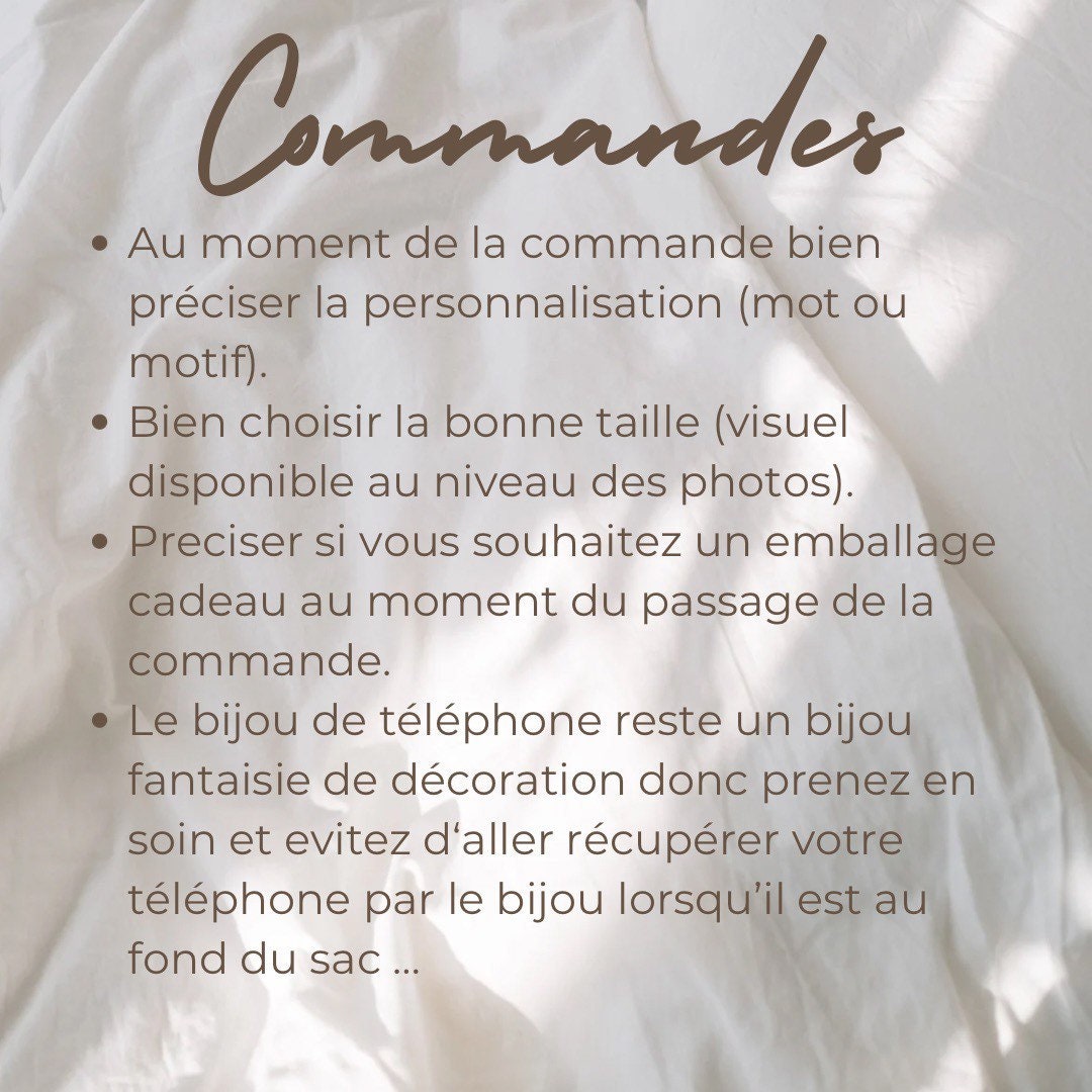 Coque téléphone transparente avec dragonne chaîne dorée – Maillons aluminium et attaches cœur – Accessoire chic et tendance