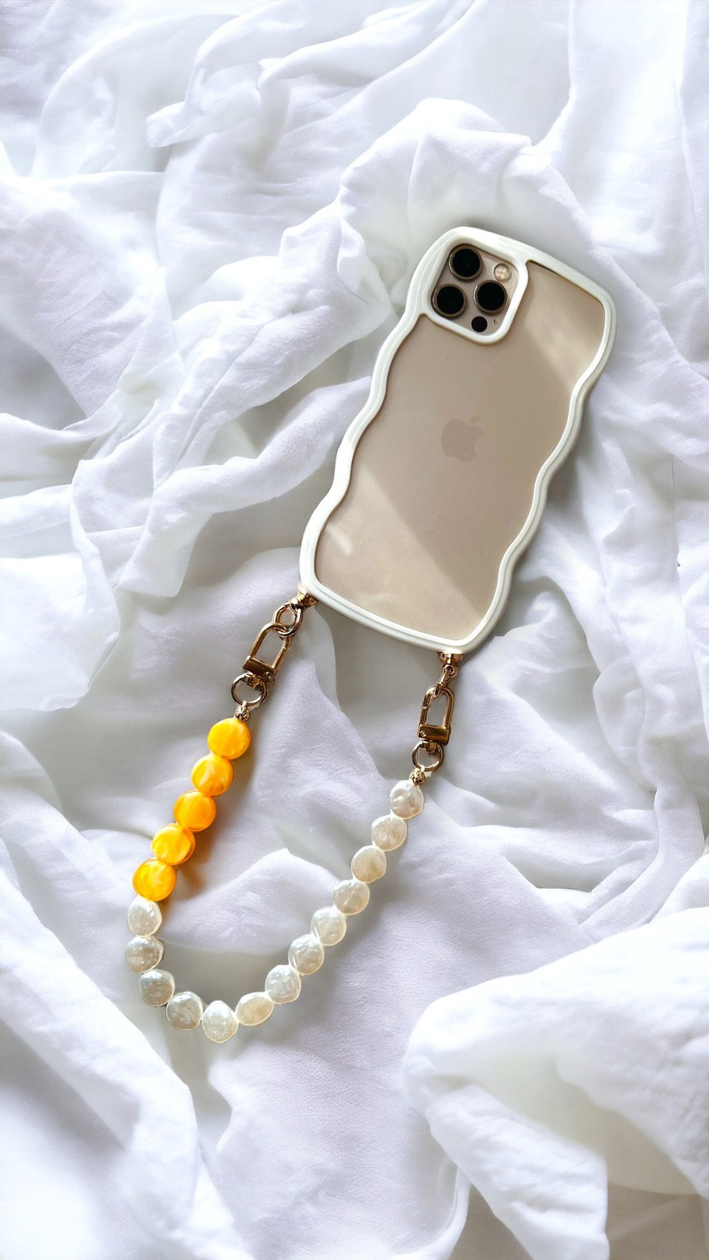 Coque wavy et Bijou de téléphone - iPhone - coque et son bijou de téléphone - perles nacrées - blanc - emily in paris - mindy phone
