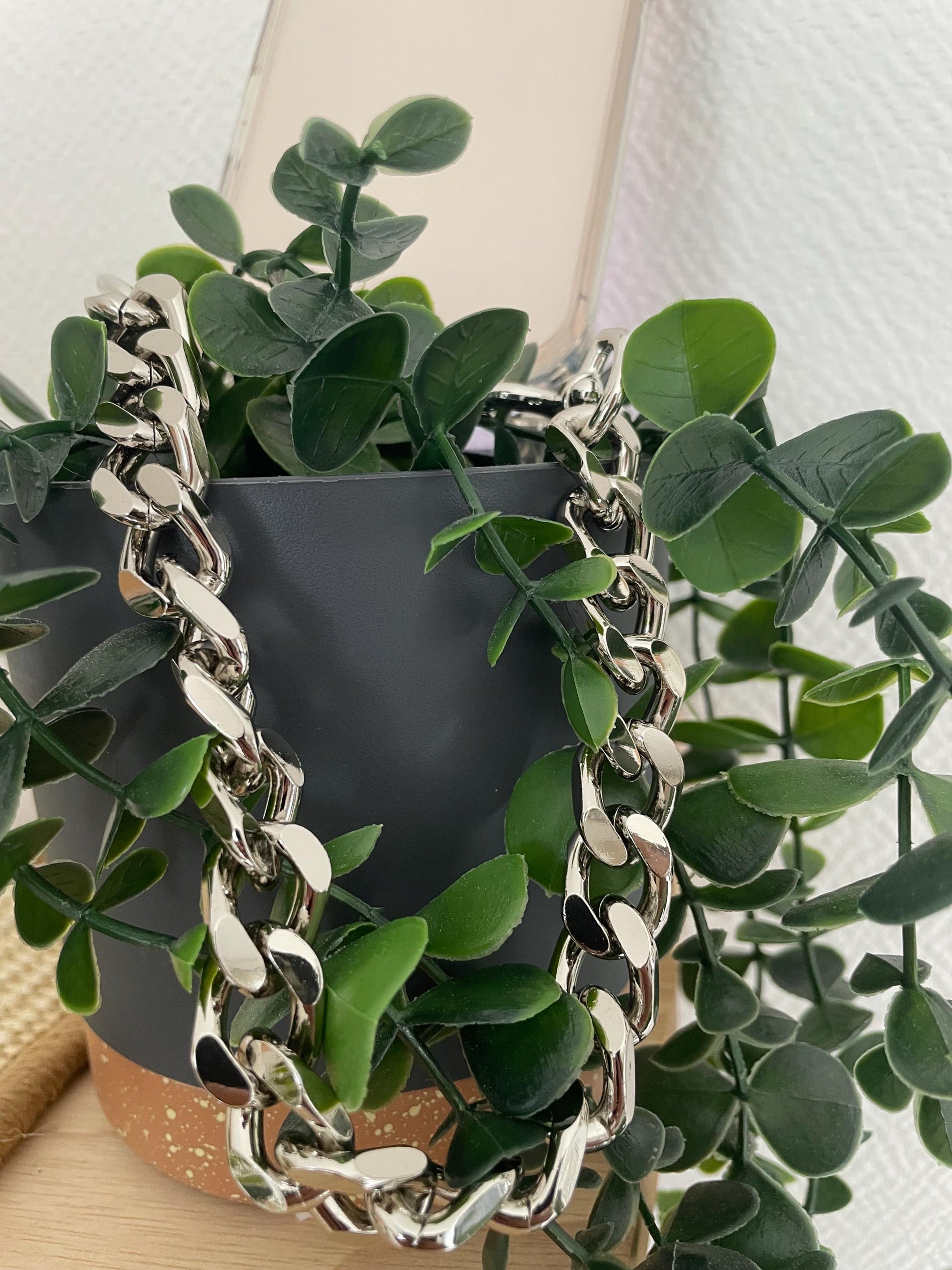 Coque téléphone transparente avec dragonne chaîne dorée – Maillons aluminium et attaches cœur – Accessoire chic et tendance
