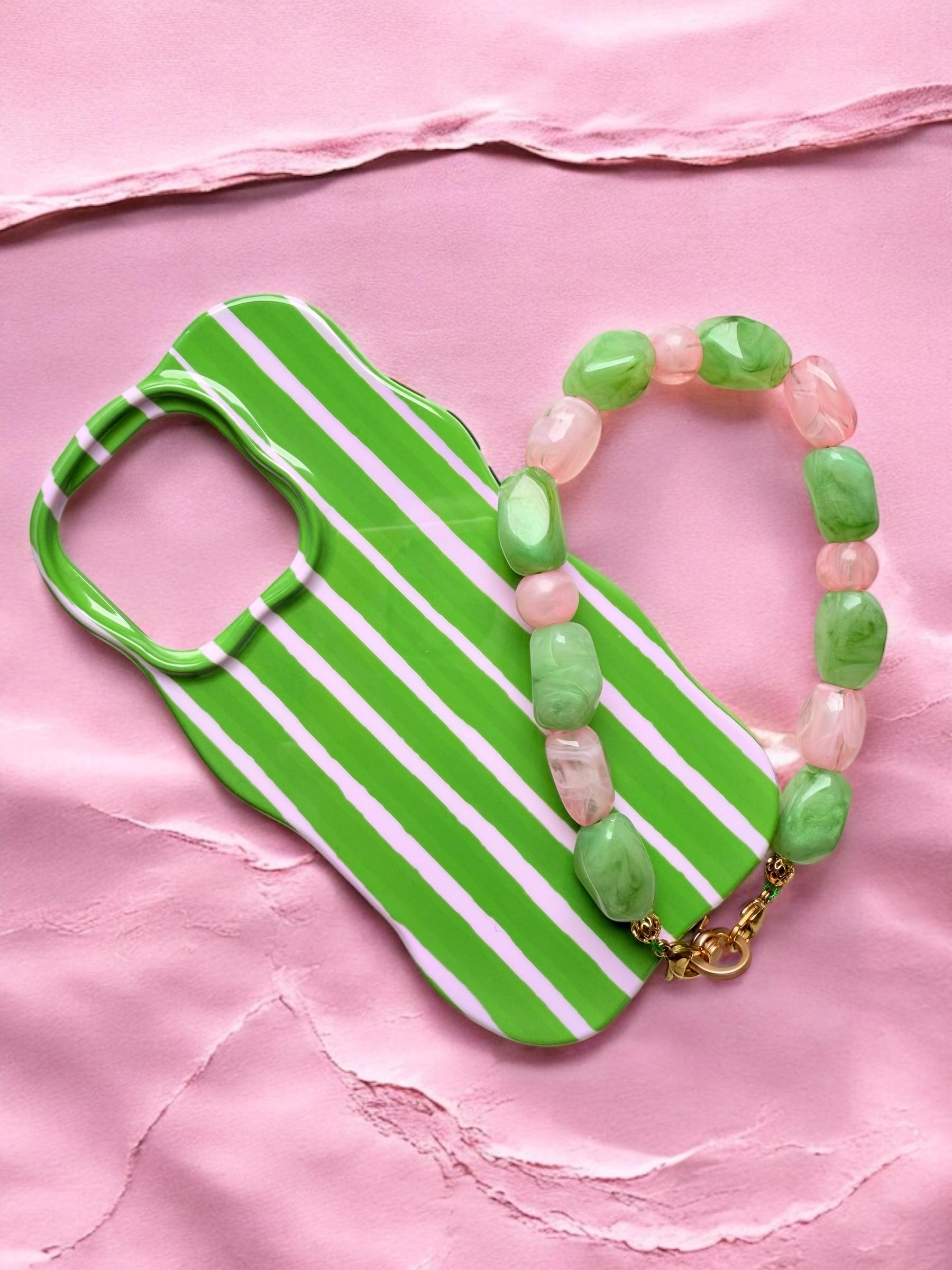Coque wavy et Bijou de téléphone - Coque rayée verte et rose avec bijou de téléphone assorti – Perles fantaisie