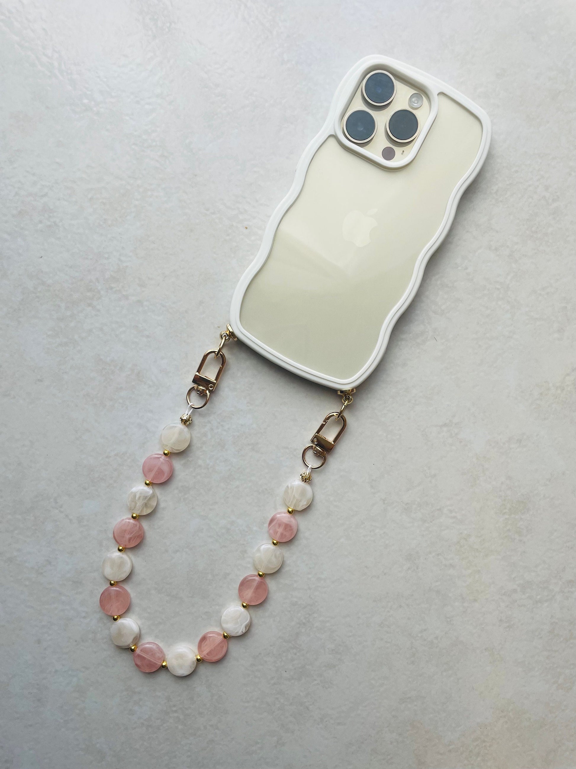 Coque wavy et Bijou de téléphone - iPhone - coque et son bijou de téléphone - perles nude et dorées - blanc - emily in paris - mindy phone