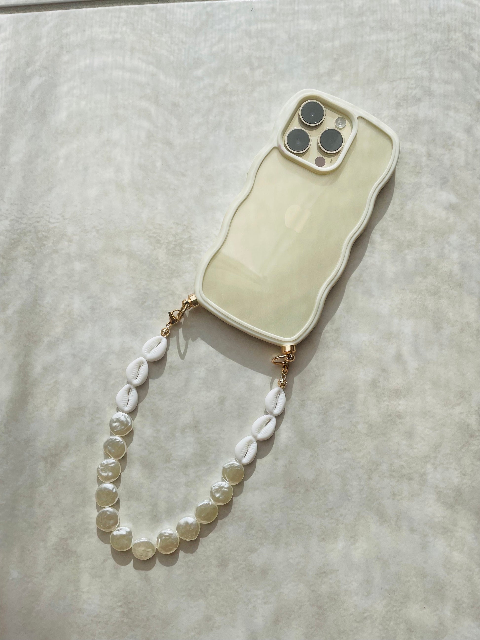 Coque wavy et Bijou de téléphone - iPhone - coque et son bijou de téléphone - perles nacrées - blanc - emily in paris - mindy phone