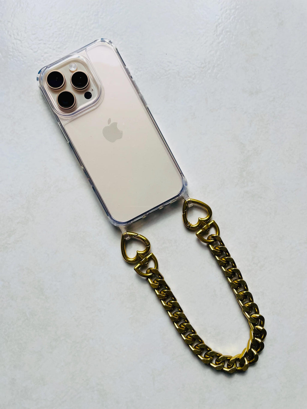 Coque téléphone transparente avec dragonne chaîne dorée – Maillons aluminium et attaches cœur – Accessoire chic et tendance