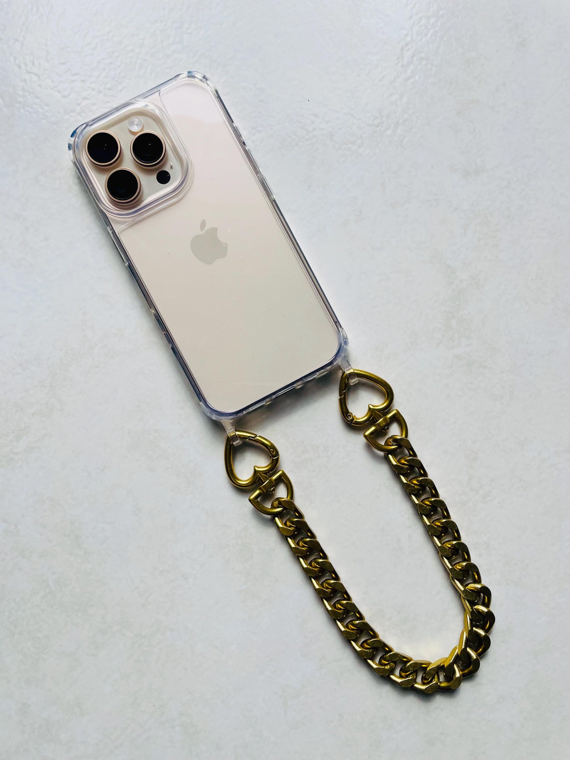 Coque téléphone transparente avec dragonne chaîne dorée – Maillons aluminium et attaches cœur – Accessoire chic et tendance