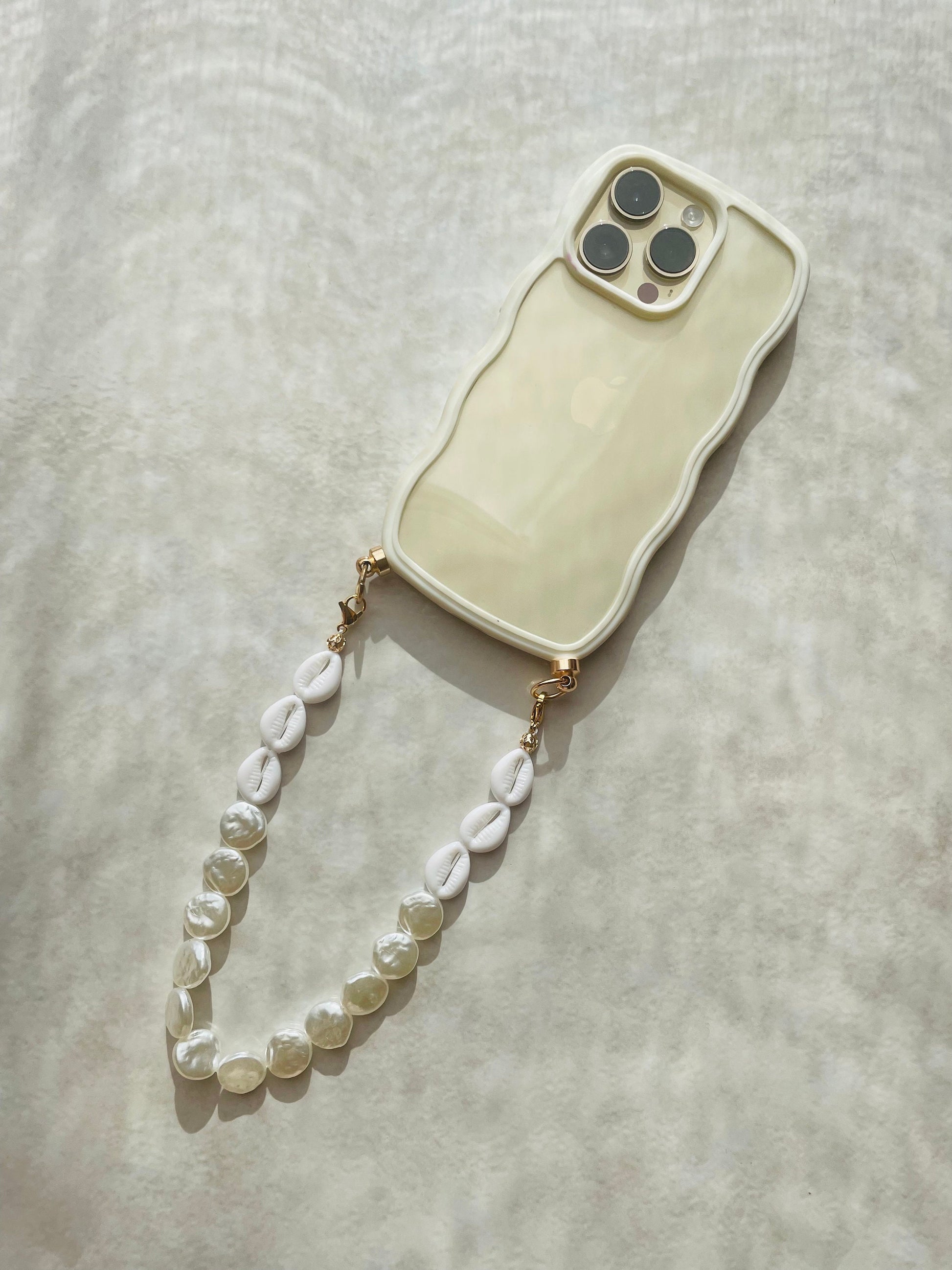 Coque wavy et Bijou de téléphone - iPhone - coque et son bijou de téléphone - perles nacrées - blanc - emily in paris - mindy phone
