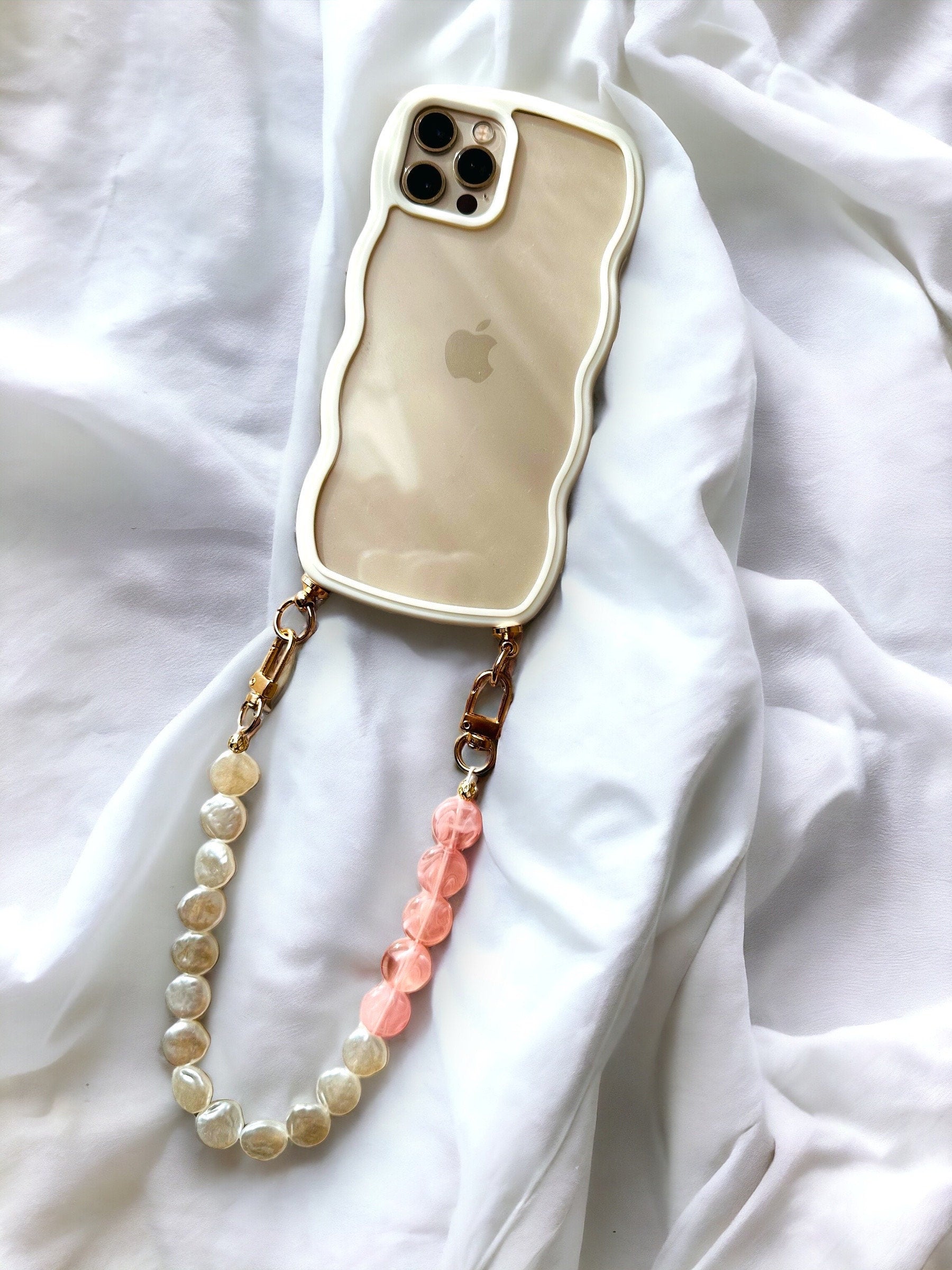 Coque wavy et Bijou de téléphone - iPhone - coque et son bijou de téléphone - perles nacrées - blanc - emily in paris - mindy phone