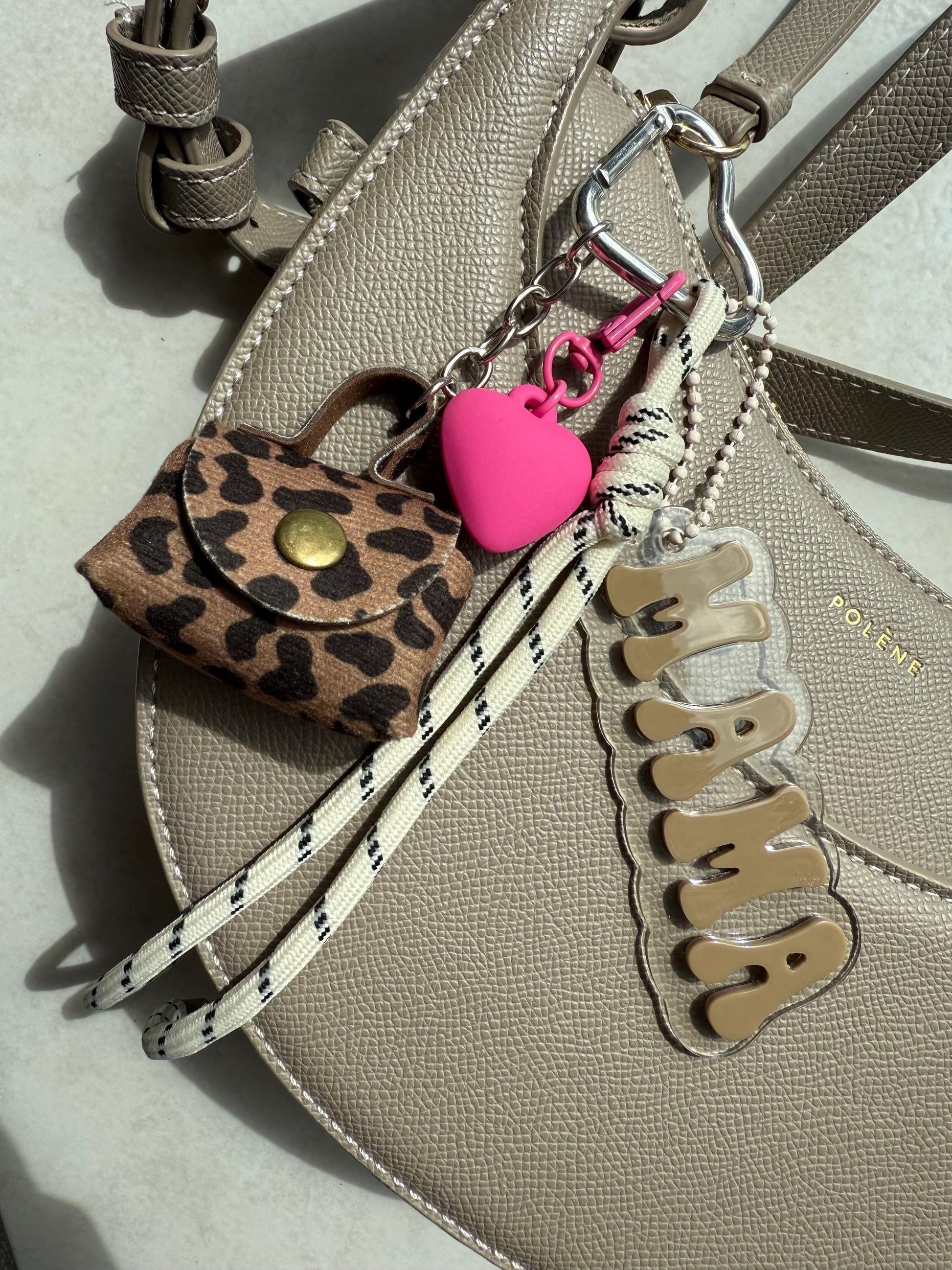 Porte clé - Bijou de sac “MAMA” – Léopard, cœur rose et mini sac - personnalisable
