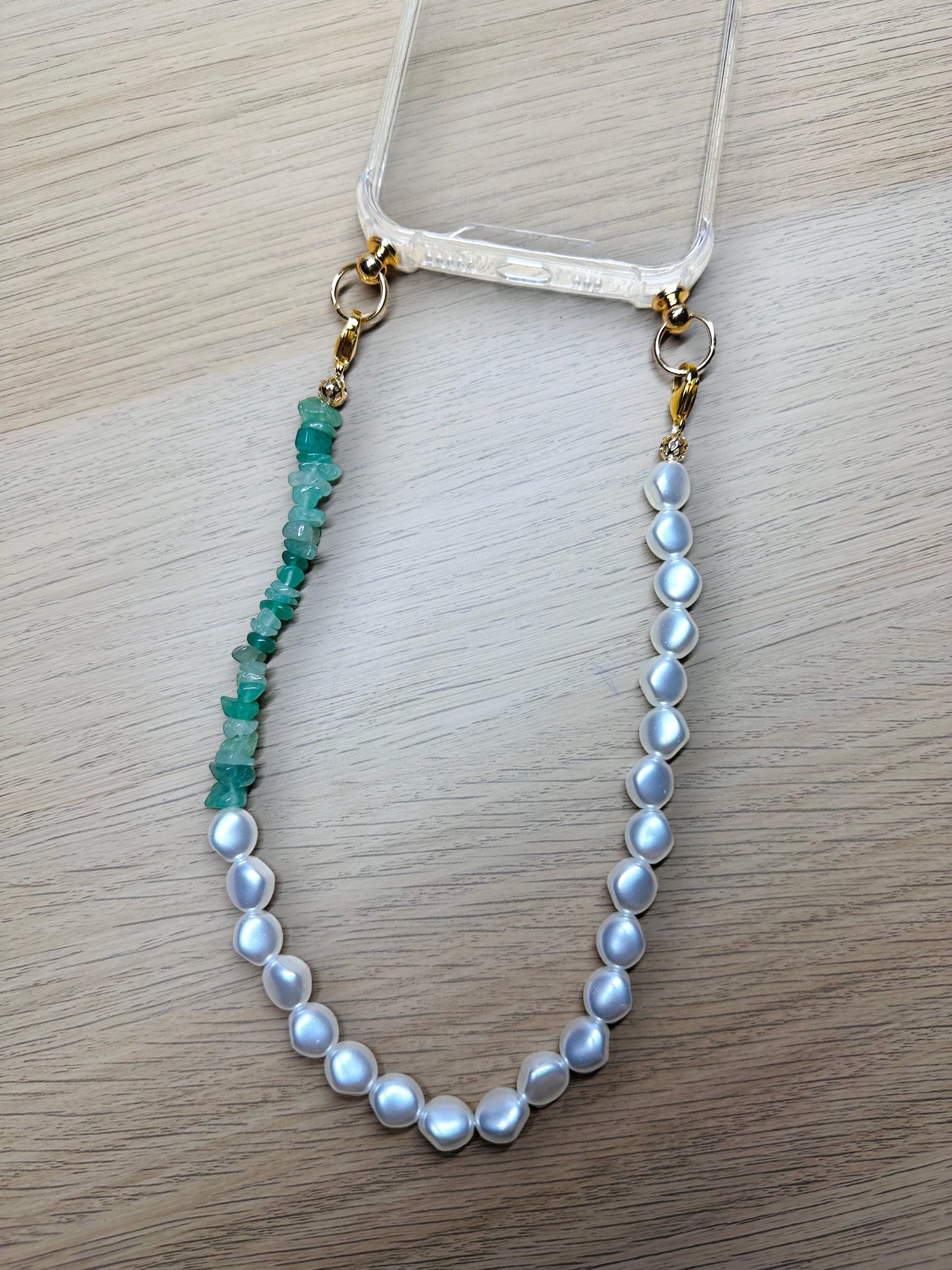 Bijou de téléphone EMILY IN PARIS - iPhone - coque et son bijou de téléphone - perles nacrées - blanc - emily in paris - iPhone 17