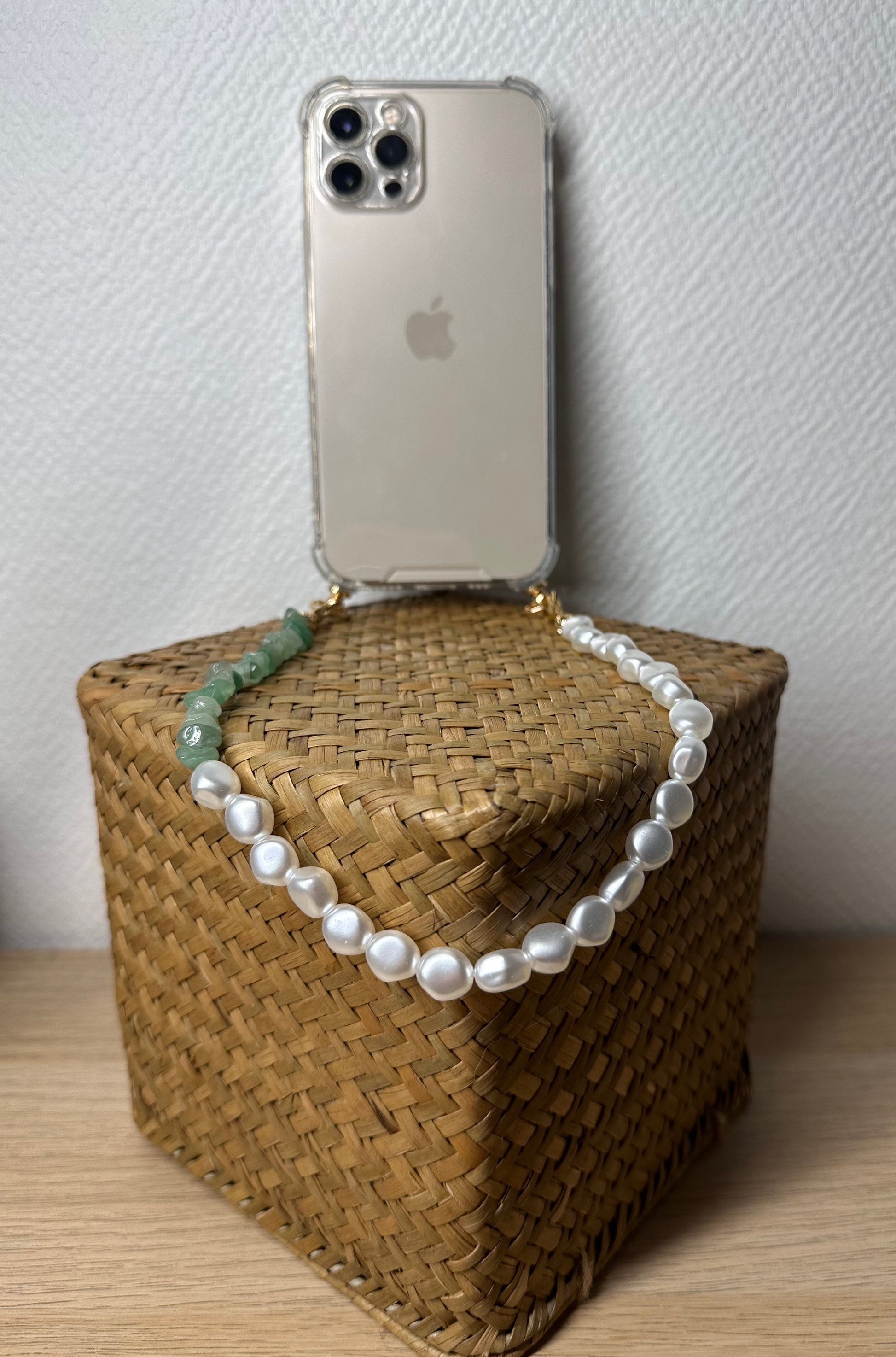 Bijou de téléphone EMILY IN PARIS - iPhone - coque et son bijou de téléphone - perles nacrées - blanc - emily in paris - iPhone 17