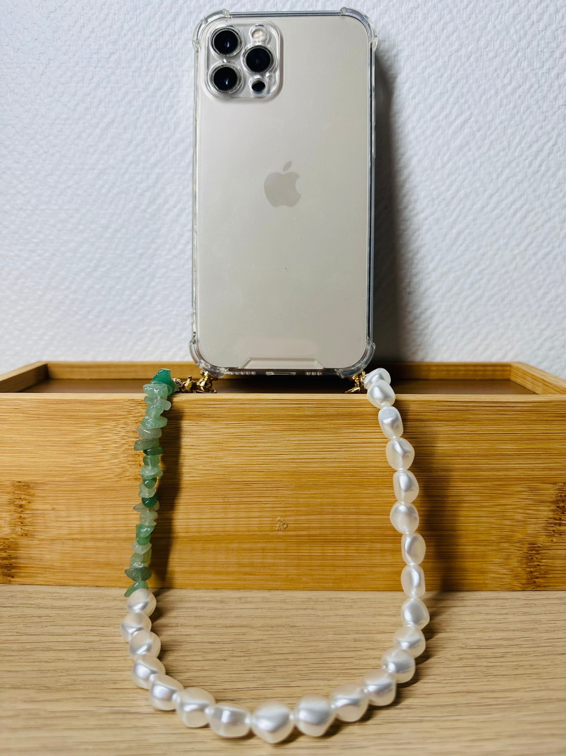 Bijou de téléphone EMILY IN PARIS - iPhone - coque et son bijou de téléphone - perles nacrées - blanc - emily in paris - iPhone 17