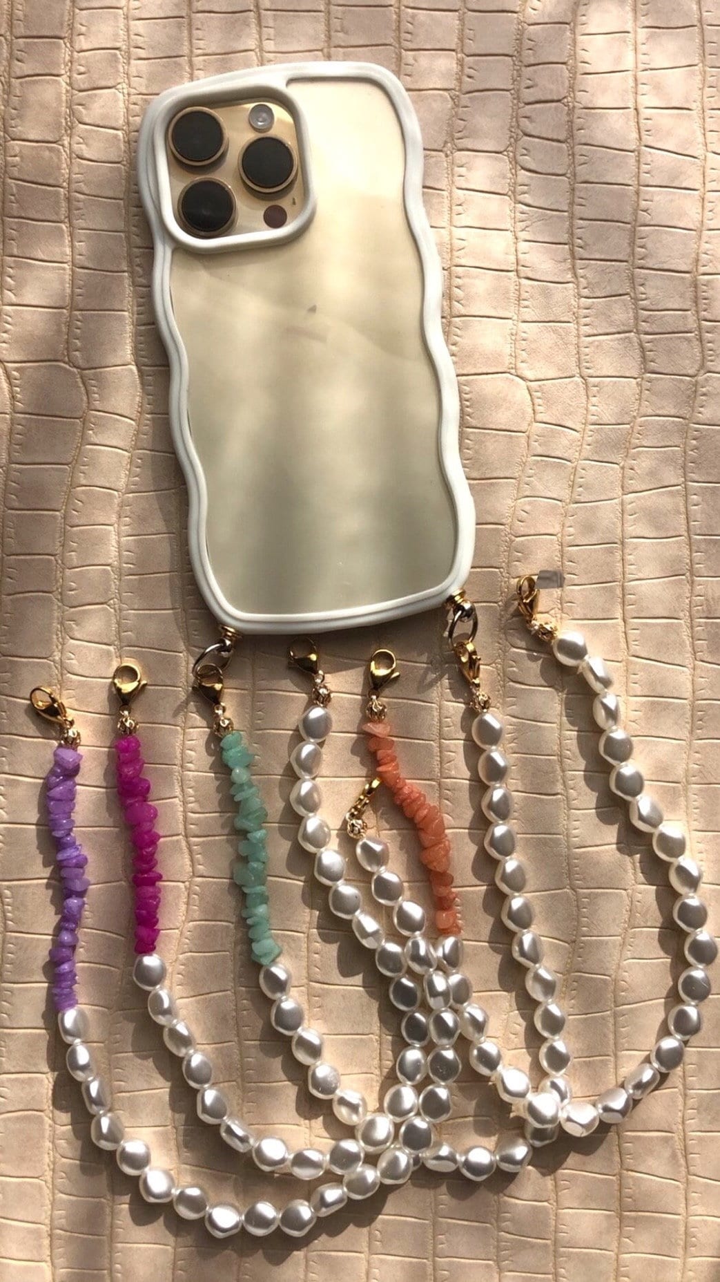 Bijou de téléphone EMILY IN PARIS - iPhone - coque et son bijou de téléphone - perles nacrées - blanc - iPhone 17