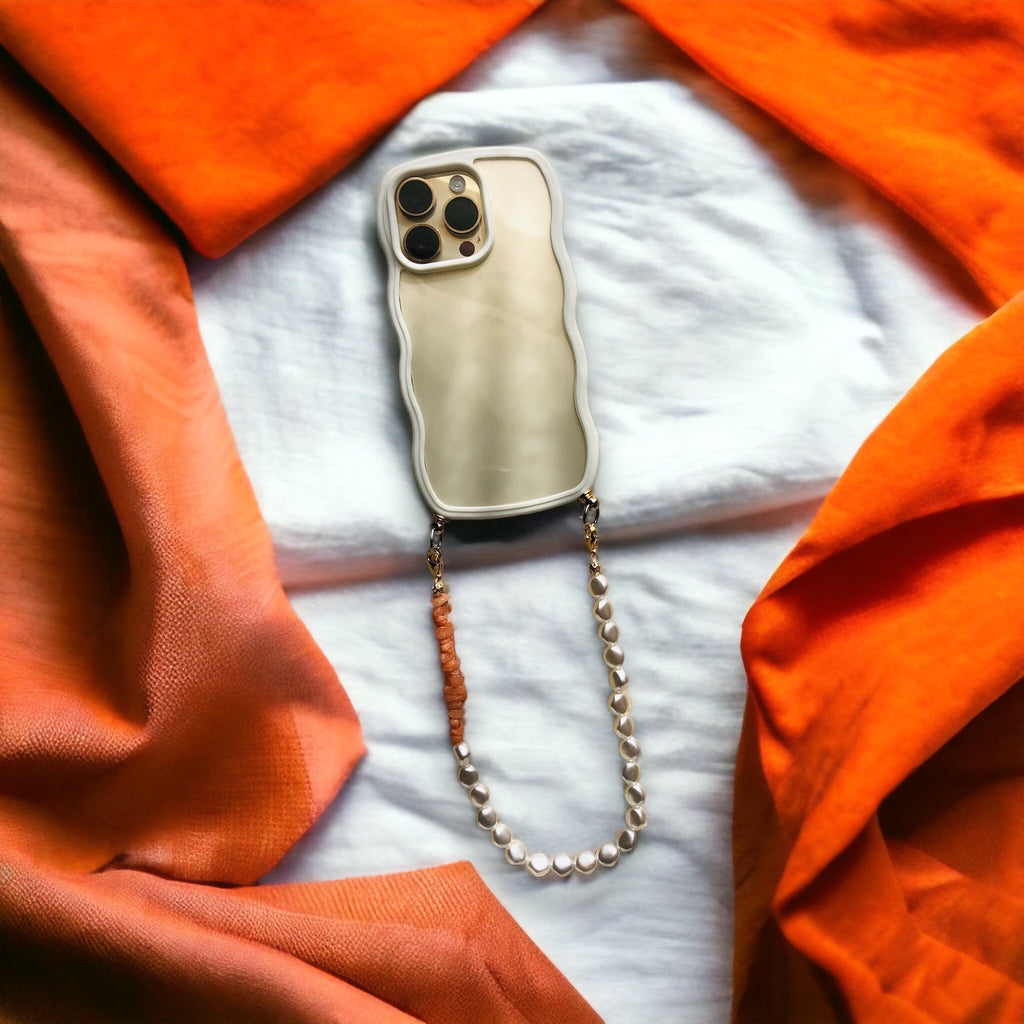 Bijou de téléphone EMILY IN PARIS - iPhone - coque et son bijou de téléphone - perles nacrées - blanc - iPhone 17