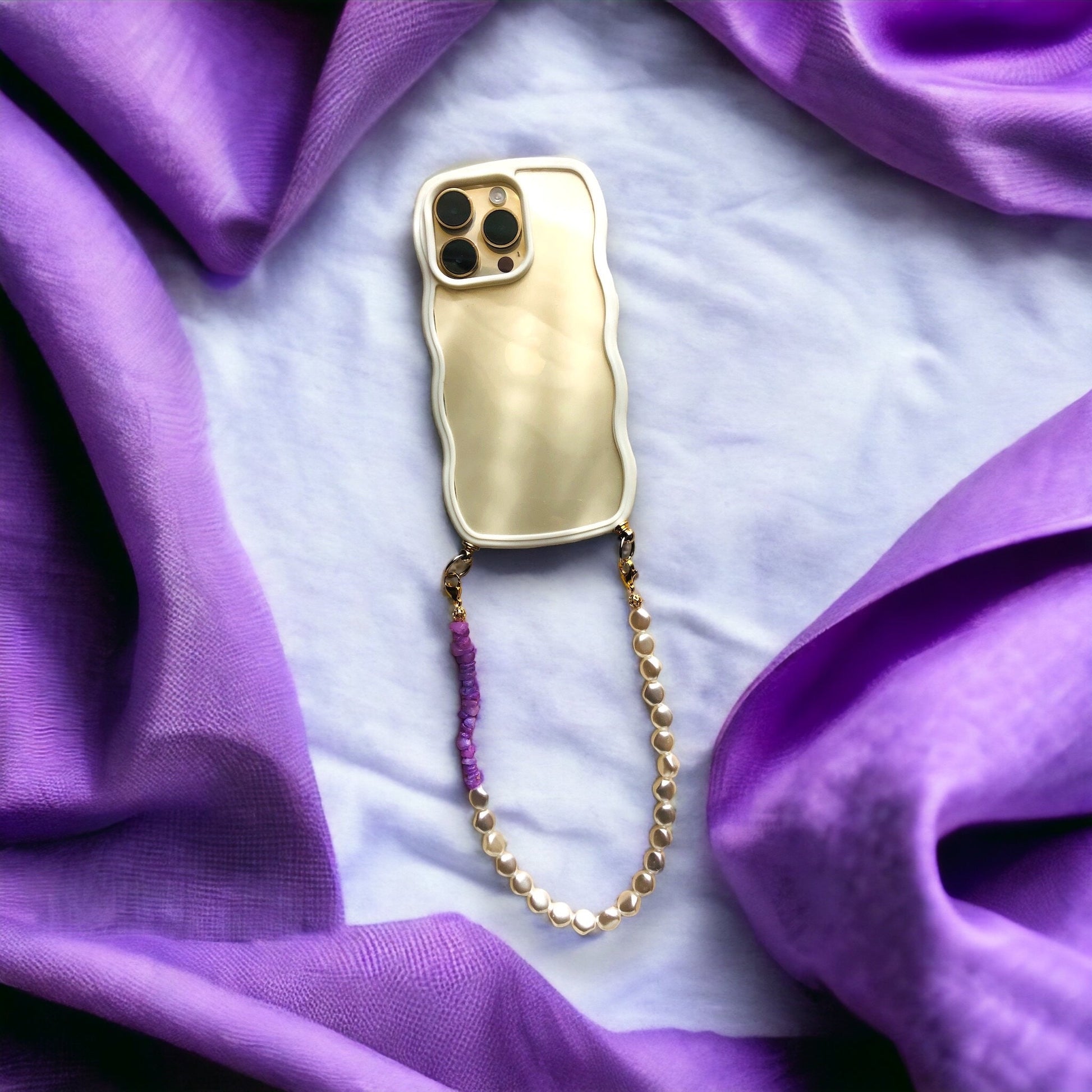 Bijou de téléphone EMILY IN PARIS - iPhone - coque et son bijou de téléphone - perles nacrées - blanc - iPhone 17